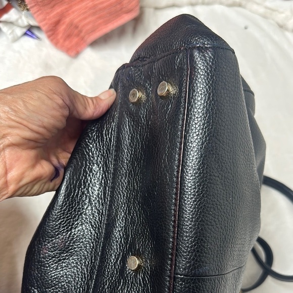 Spacious Black Leather Tote with Textured Finish - Picture 4 of 16